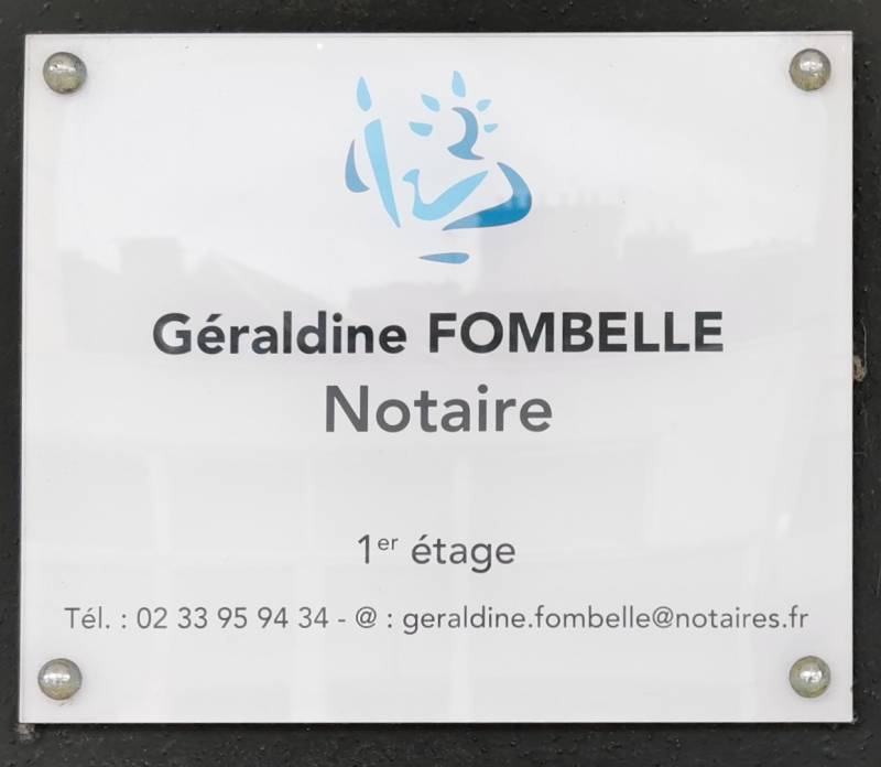 Réaliser une plaque professionnelle extérieure sur mesure en plexiglass pour une profession libérale à Evreux